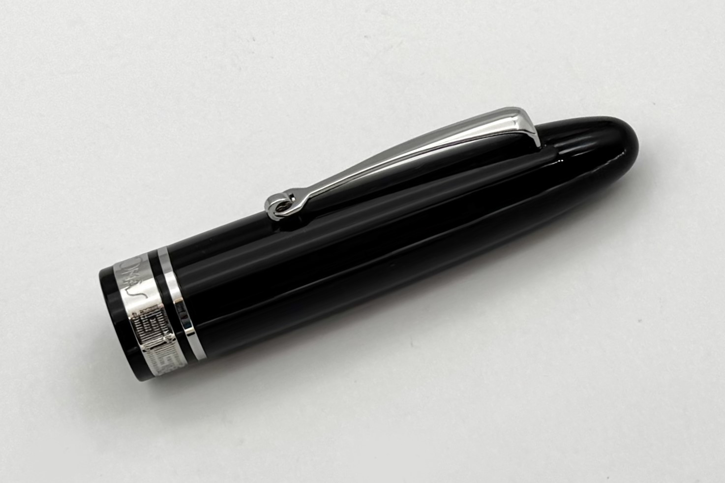 OmasOgivaNeraFPwithSilverT_E